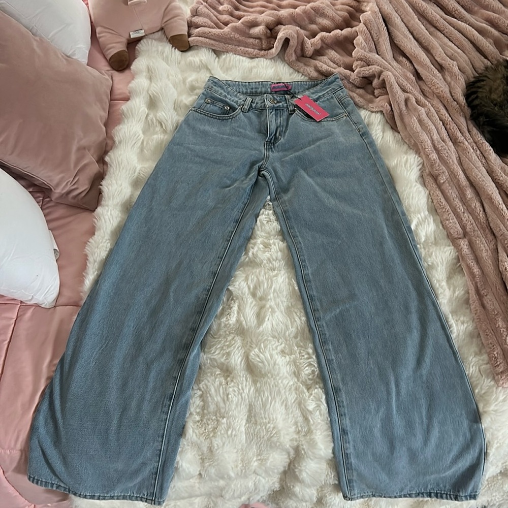 EDIKTED Raelynn washed low rise jeans